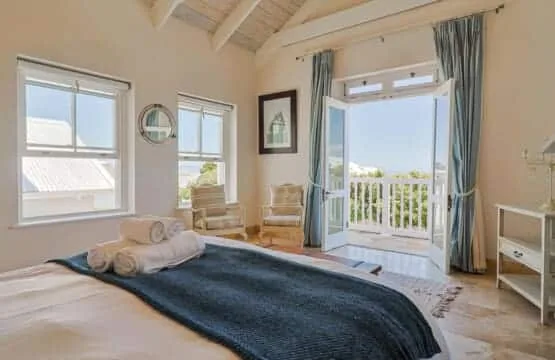 Nautilus on Grotto Beach | Sparkling pool