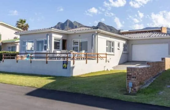 Beskuit vir Ontbyt | Kleinmond Sea-View Home | Sleeps 8