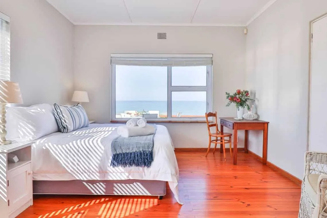 Beskuit vir Ontbyt | Kleinmond Sea-View Home | Sleeps 8