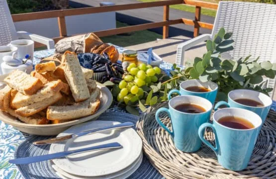 Beskuit vir Ontbyt | Kleinmond Sea-View Home | Sleeps 8