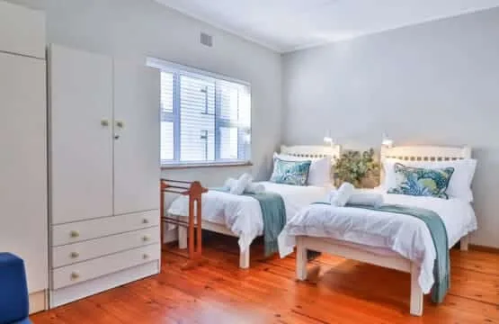 Beskuit vir Ontbyt | Kleinmond Sea-View Home | Sleeps 8