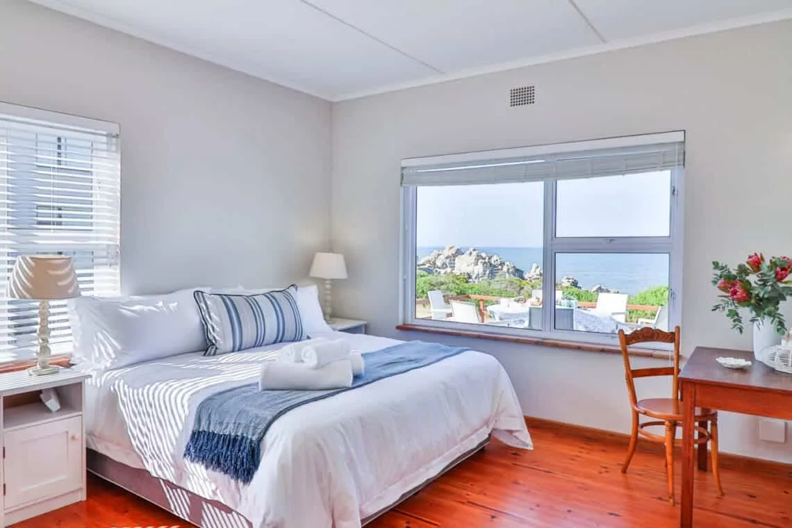 Beskuit vir Ontbyt | Kleinmond Sea-View Home | Sleeps 8
