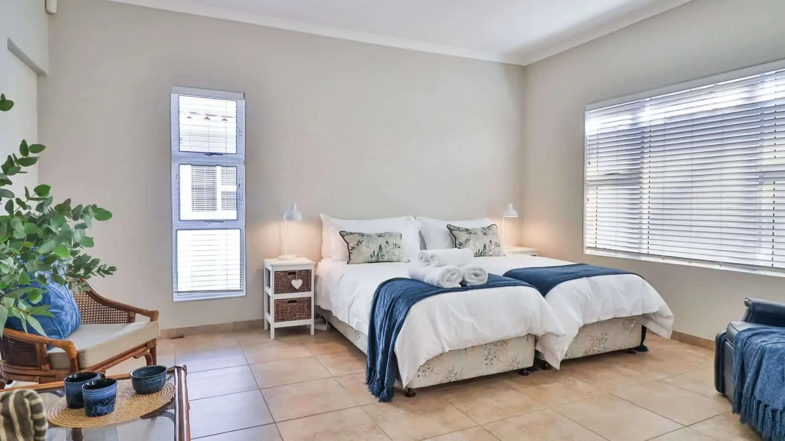 Beskuit vir Ontbyt | Kleinmond Sea-View Home | Sleeps 8