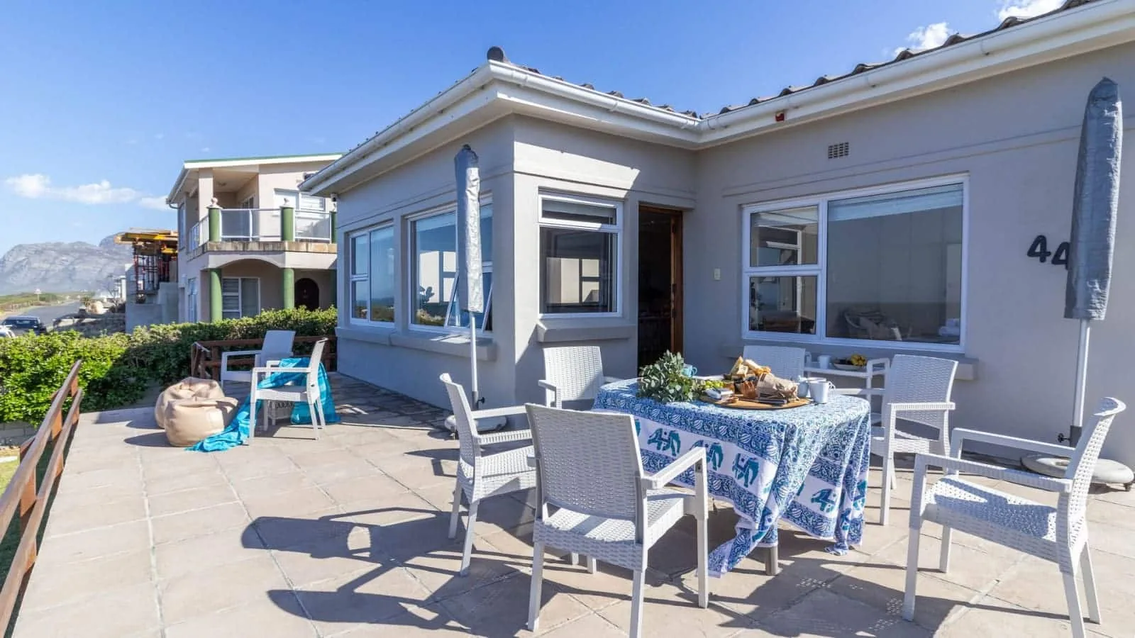 Beskuit vir Ontbyt | Kleinmond Sea-View Home | Sleeps 8