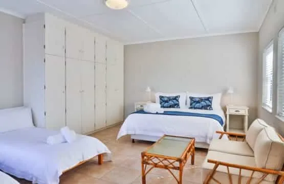 Beskuit vir Ontbyt | Kleinmond Sea-View Home | Sleeps 8