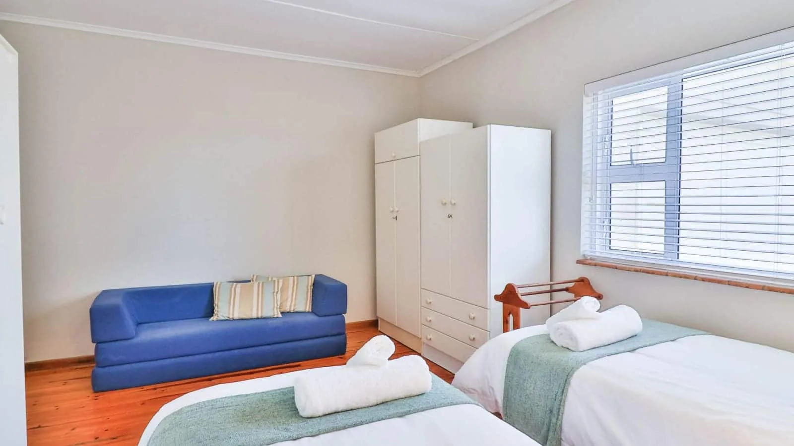 Beskuit vir Ontbyt | Kleinmond Sea-View Home | Sleeps 8
