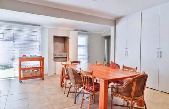 Beskuit vir Ontbyt | Kleinmond Sea-View Home | Sleeps 8