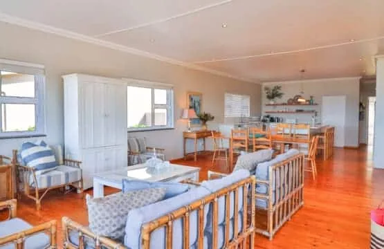 Beskuit vir Ontbyt | Kleinmond Sea-View Home | Sleeps 8