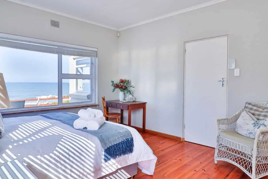 Beskuit vir Ontbyt | Kleinmond Sea-View Home | Sleeps 8