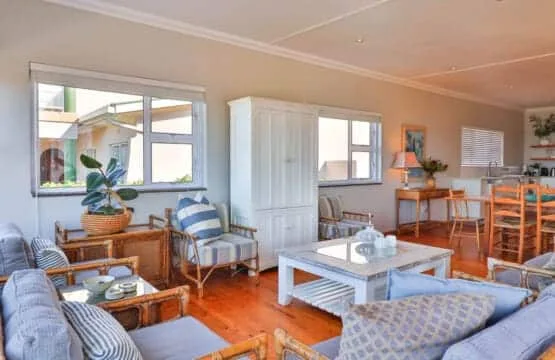 Beskuit vir Ontbyt | Kleinmond Sea-View Home | Sleeps 8
