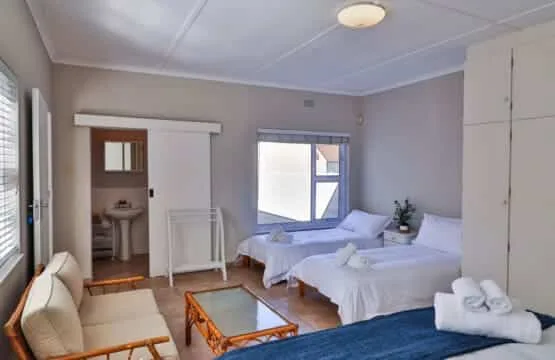 Beskuit vir Ontbyt | Kleinmond Sea-View Home | Sleeps 8