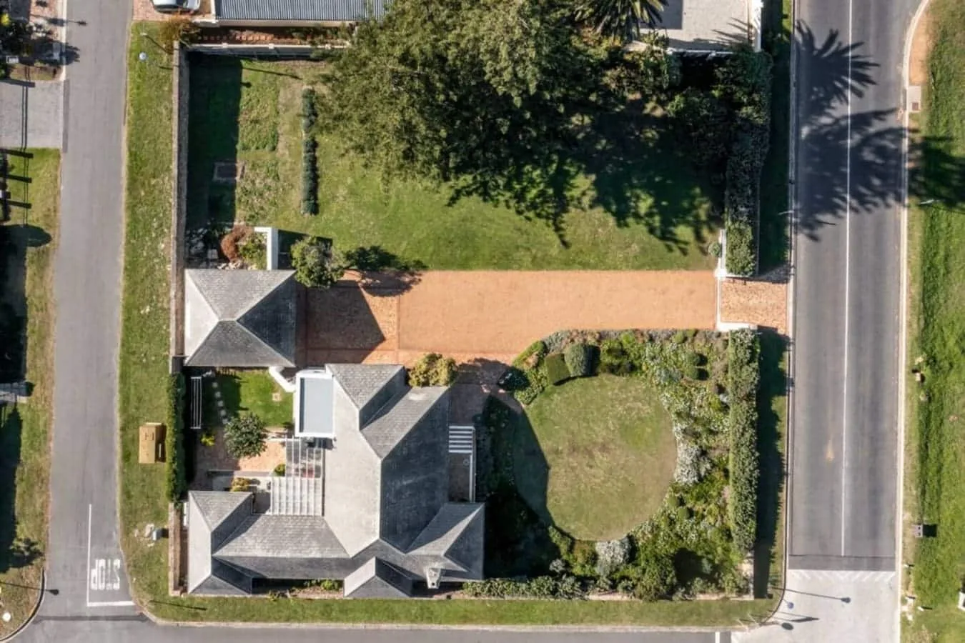 Vista aérea de una casa y su jardín junto a las calles que la rodean.