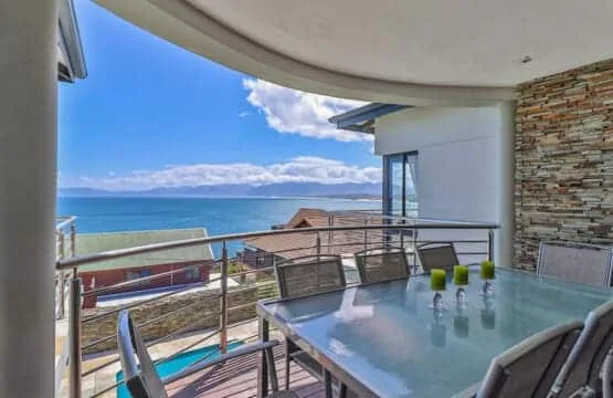 72 on Vyfer Villa, De Kelders | Whale Watching, Pool