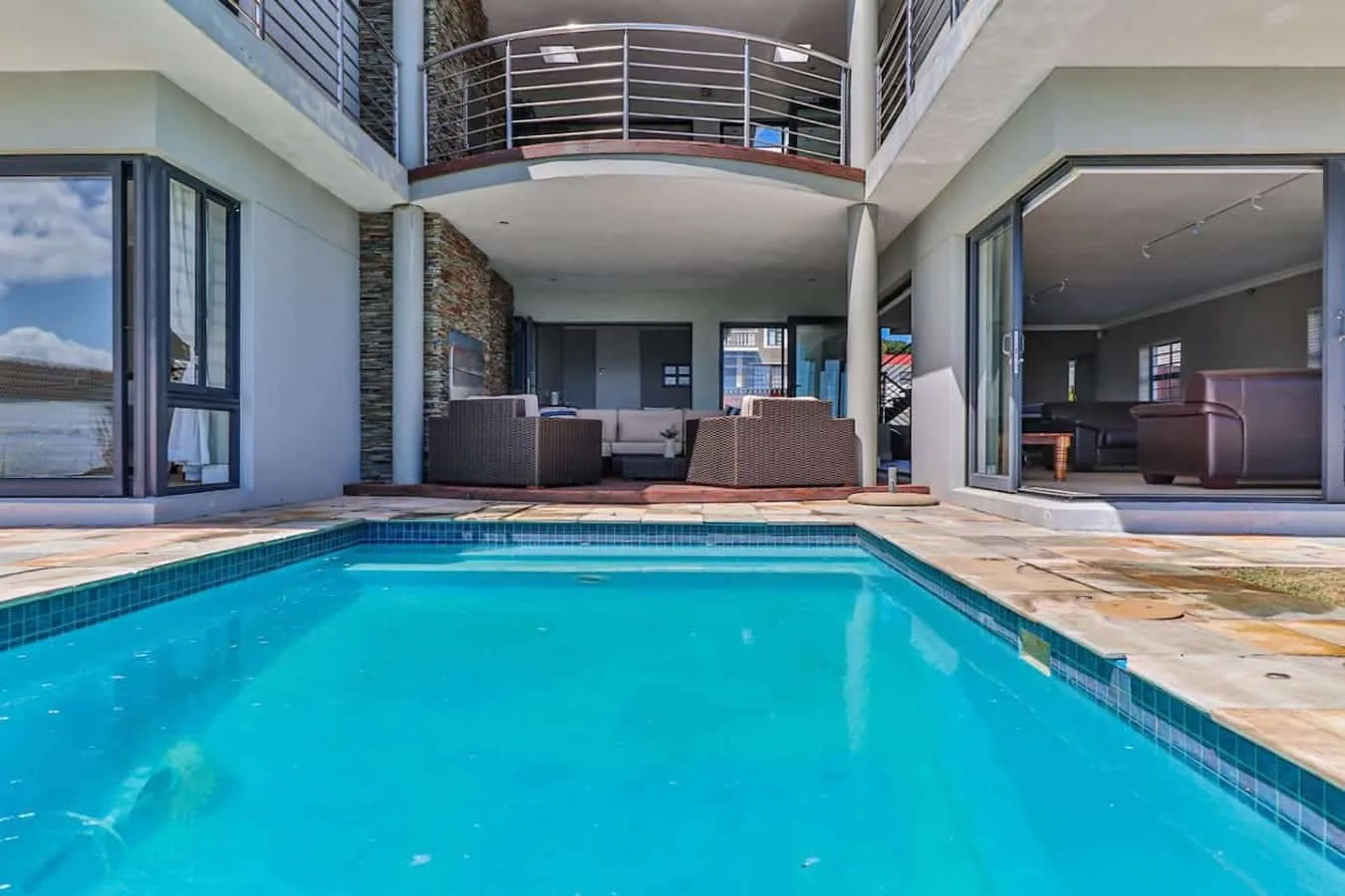 72 on Vyfer Villa, De Kelders | Whale Watching, Pool
