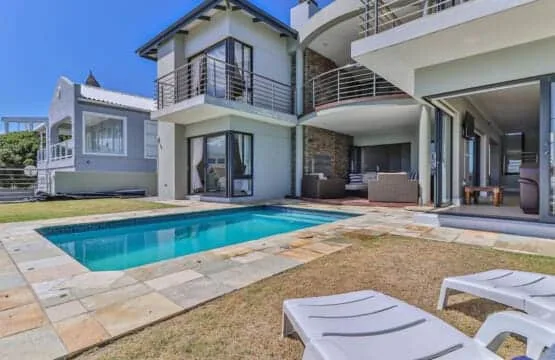 72 on Vyfer Villa, De Kelders | Whale Watching, Pool