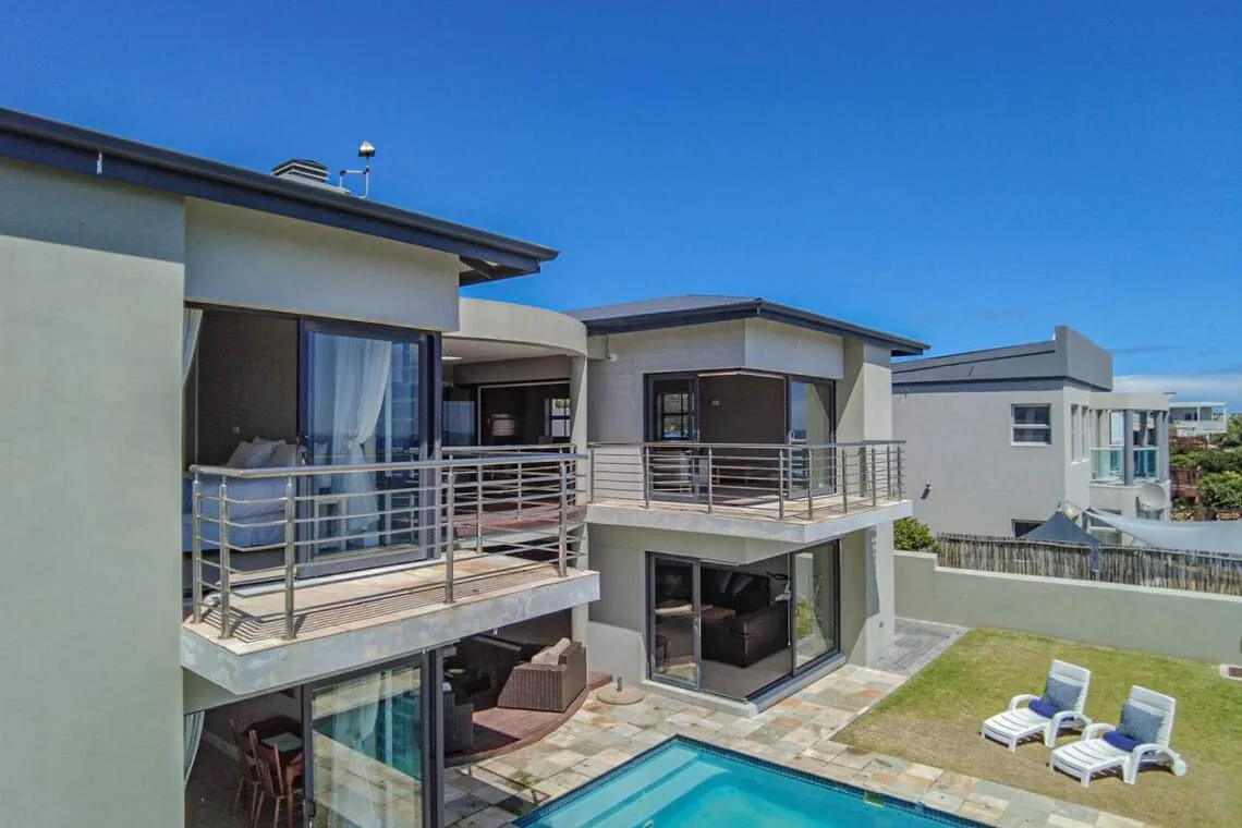 72 on Vyfer Villa, De Kelders | Whale Watching, Pool