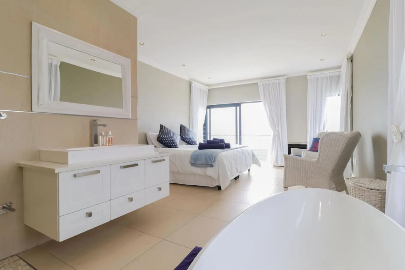 72 on Vyfer Villa, De Kelders | Whale Watching, Pool