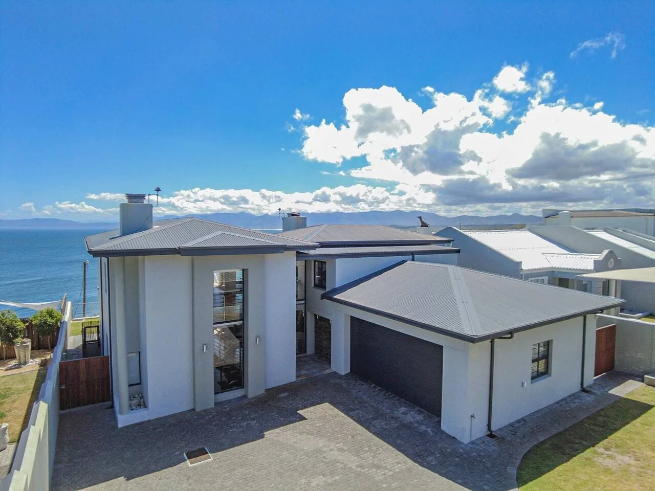 72 on Vyfer Villa, De Kelders | Whale Watching, Pool