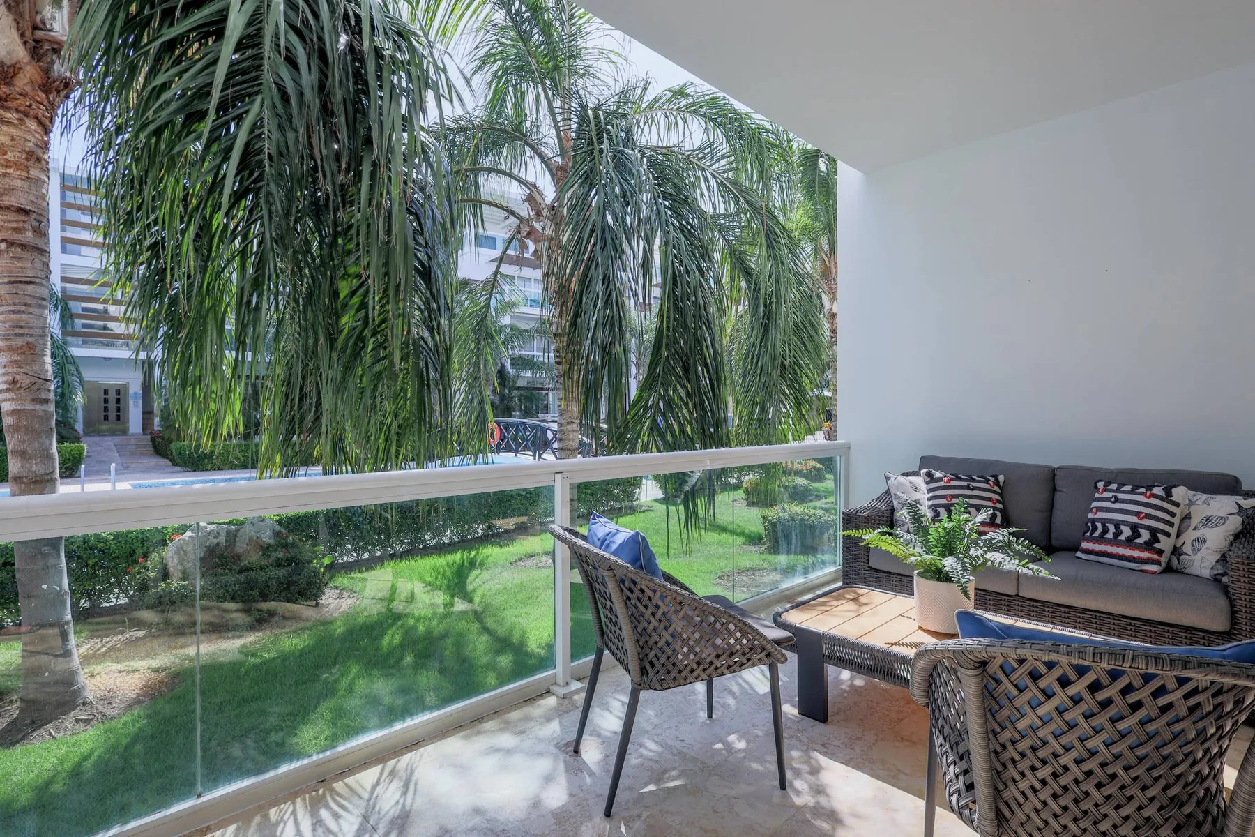 Costa Hermosa F101_200Mbps_Pool_BBQ_Walk to the Beach