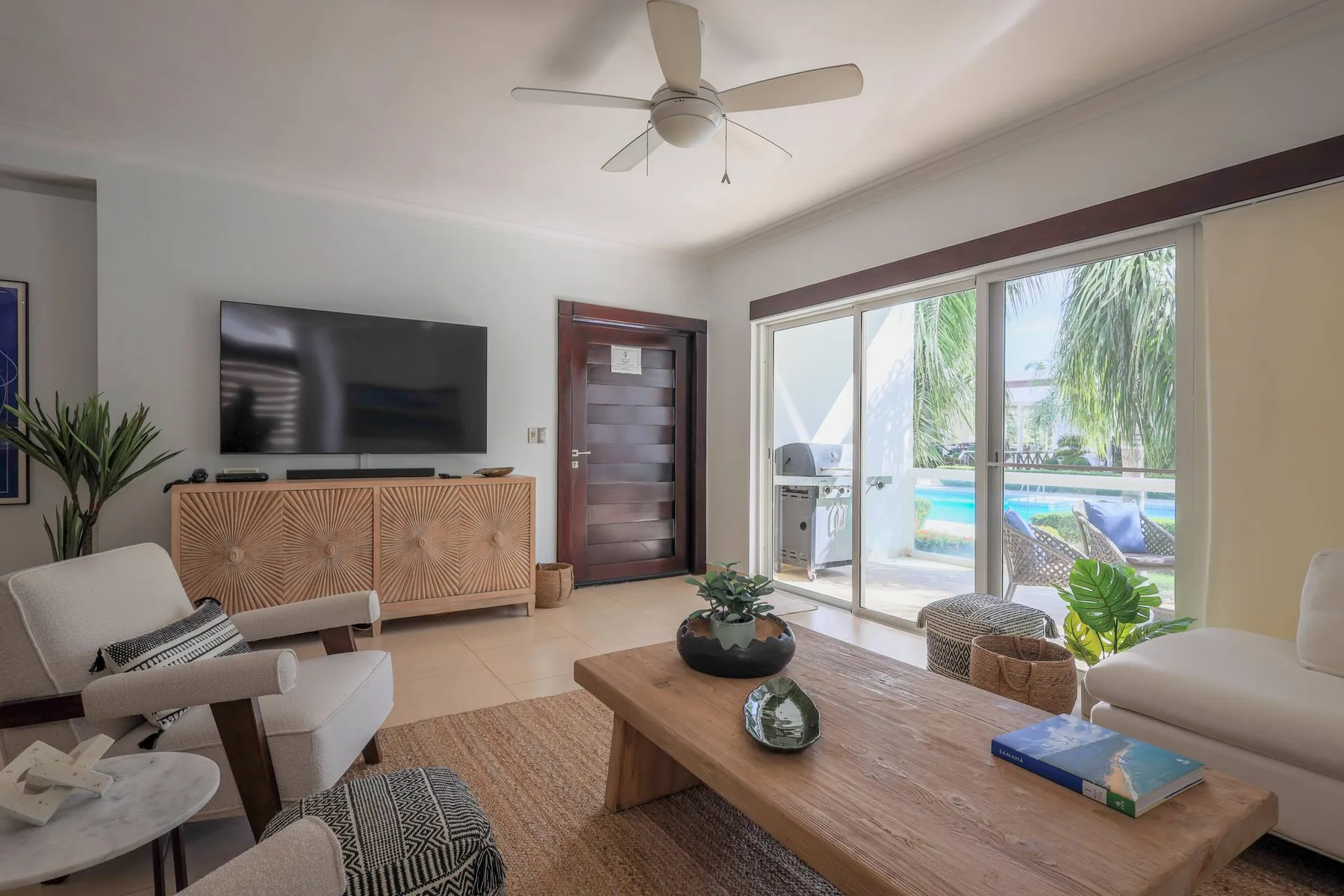 Costa Hermosa F101_200Mbps_Pool_BBQ_Walk to the Beach