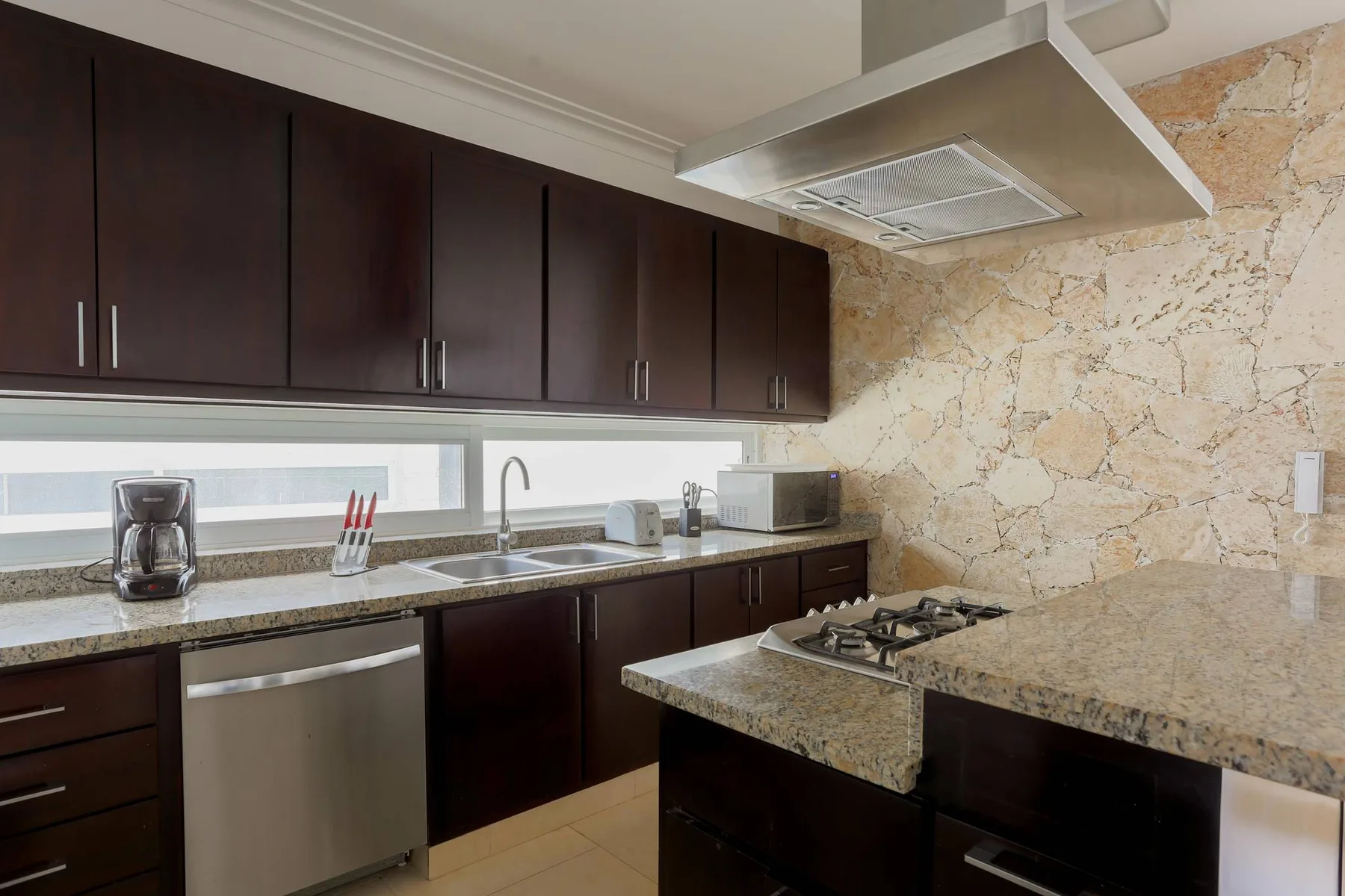 Costa Hermosa C302_200Mbps_Pool_BBQ_Walk to the Beach