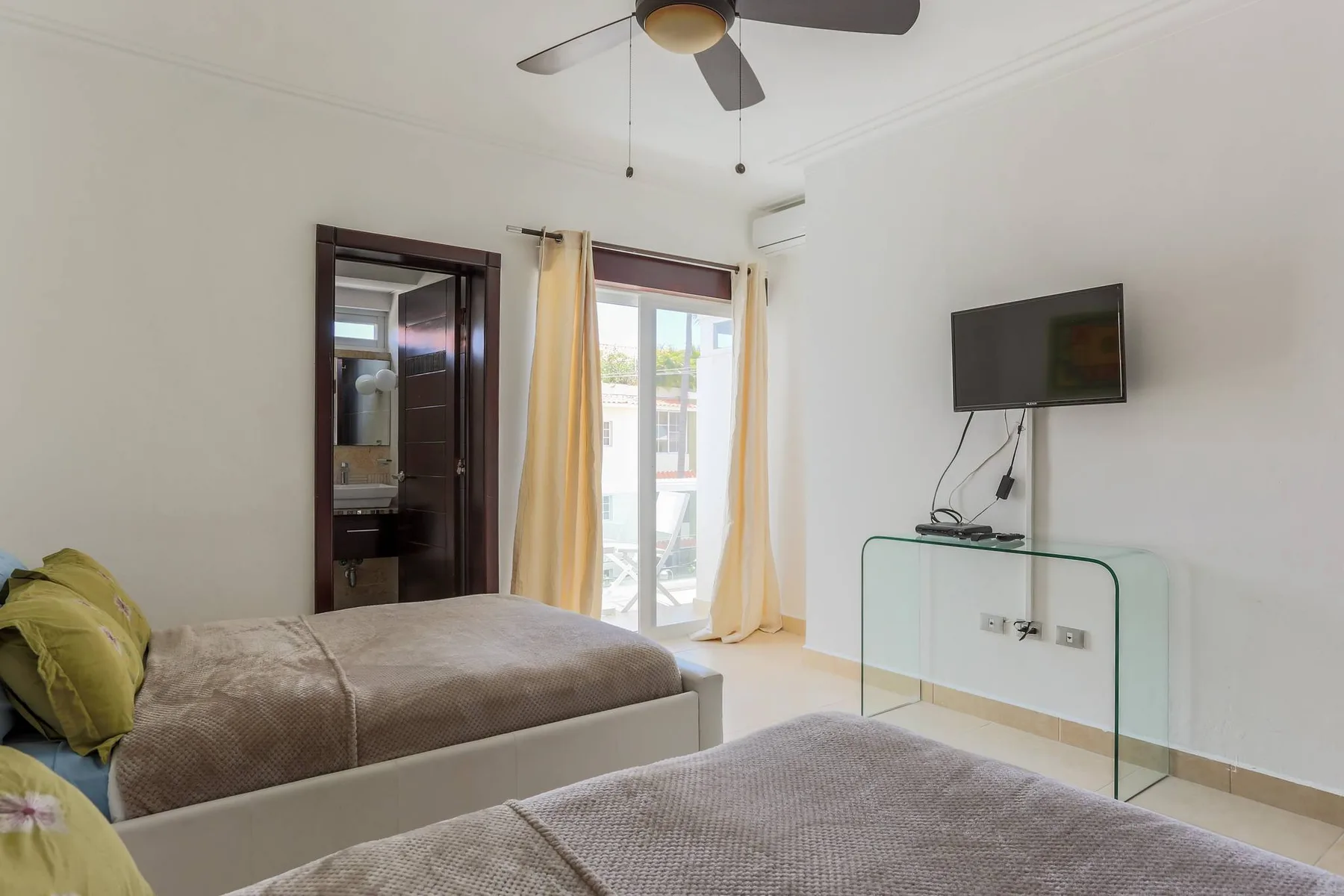 Costa Hermosa C302_200Mbps_Pool_BBQ_Walk to the Beach
