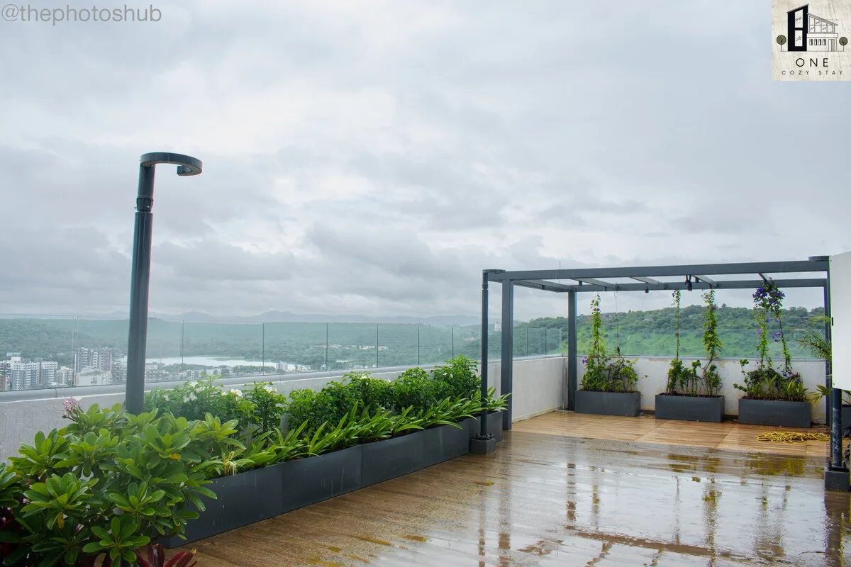 Zona común: Una terraza en la azotea con jardineras y vistas abiertas de la ciudad.