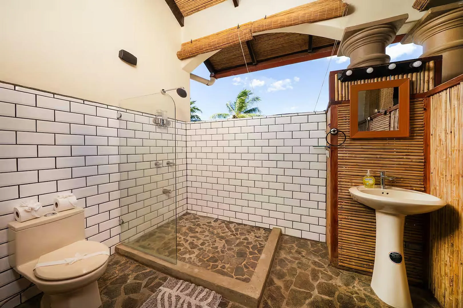 FL-01 — Beachfront Villa with Chef Service
