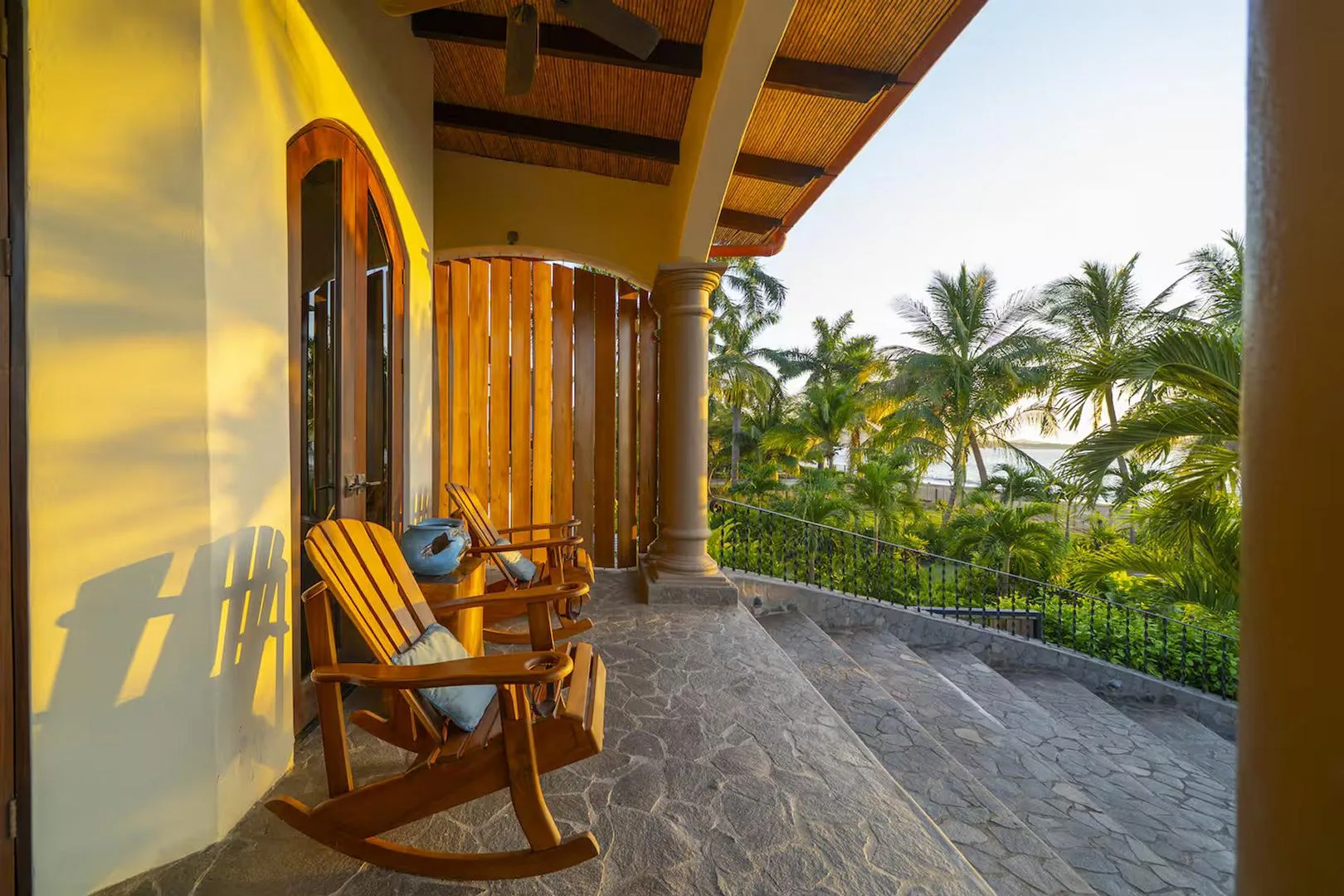 FL-01 — Beachfront Villa with Chef Service