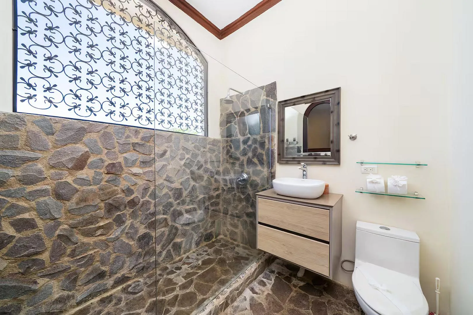 FL-01 — Beachfront Villa with Chef Service