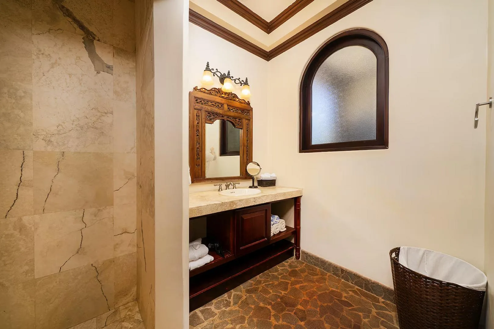 FL-01 — Beachfront Villa with Chef Service