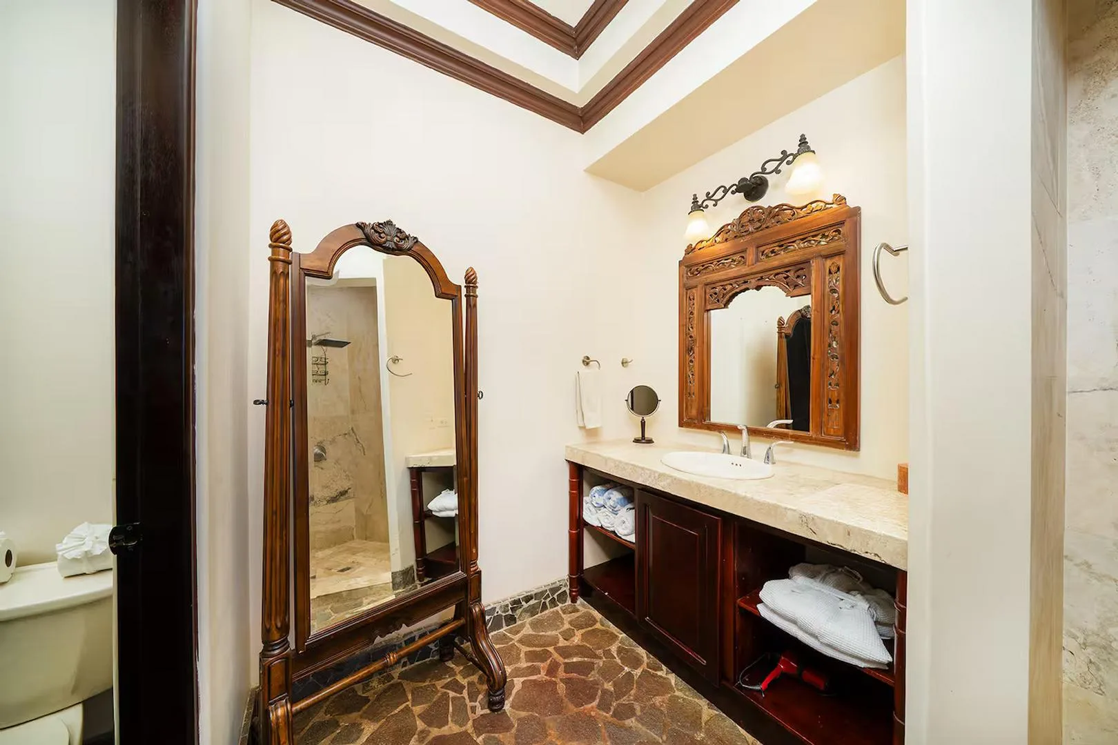 FL-01 — Beachfront Villa with Chef Service