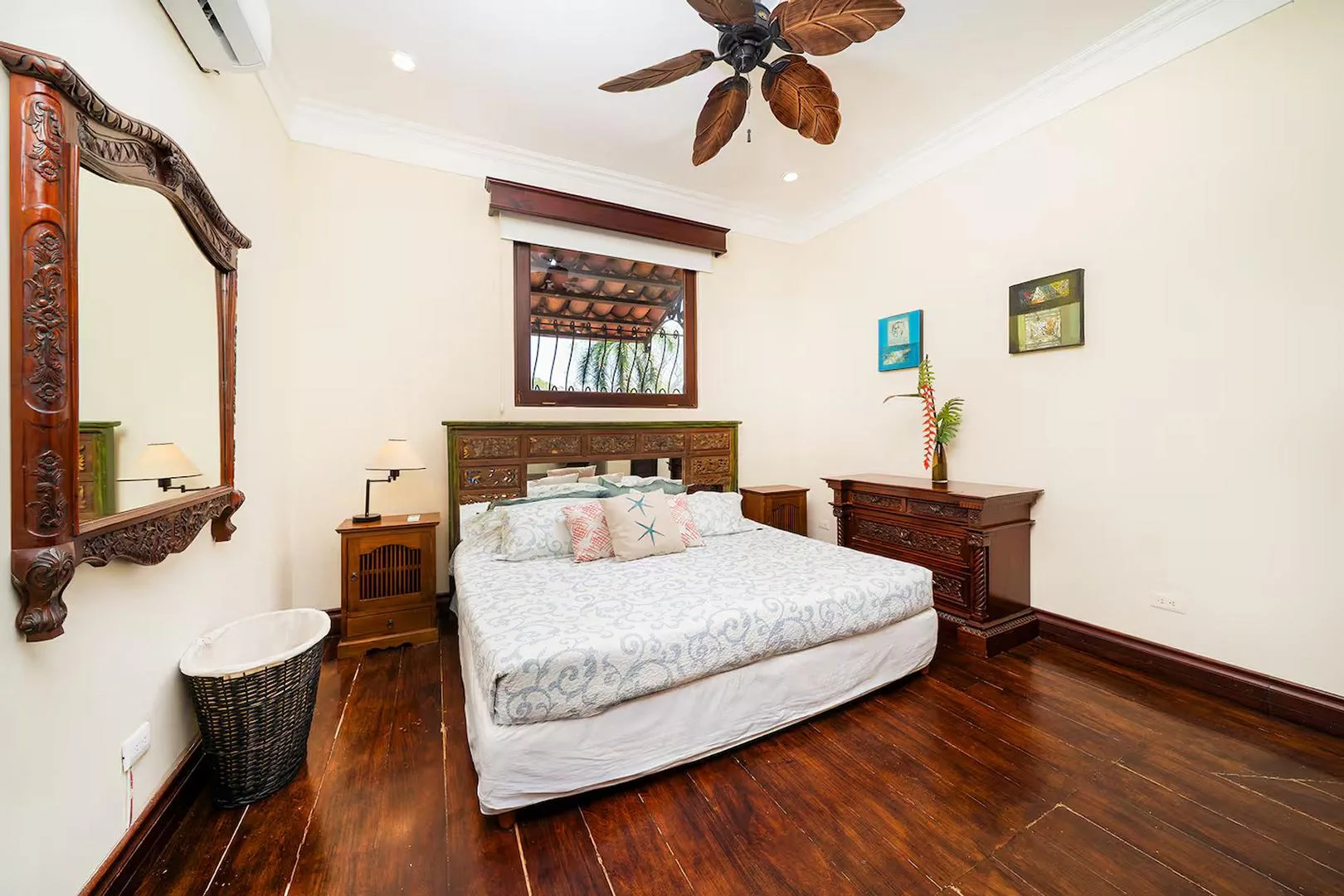 FL-01 — Beachfront Villa with Chef Service