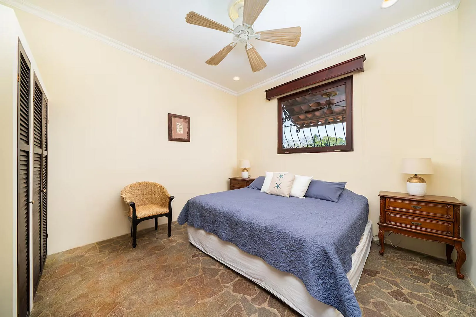 FL-01 — Beachfront Villa with Chef Service