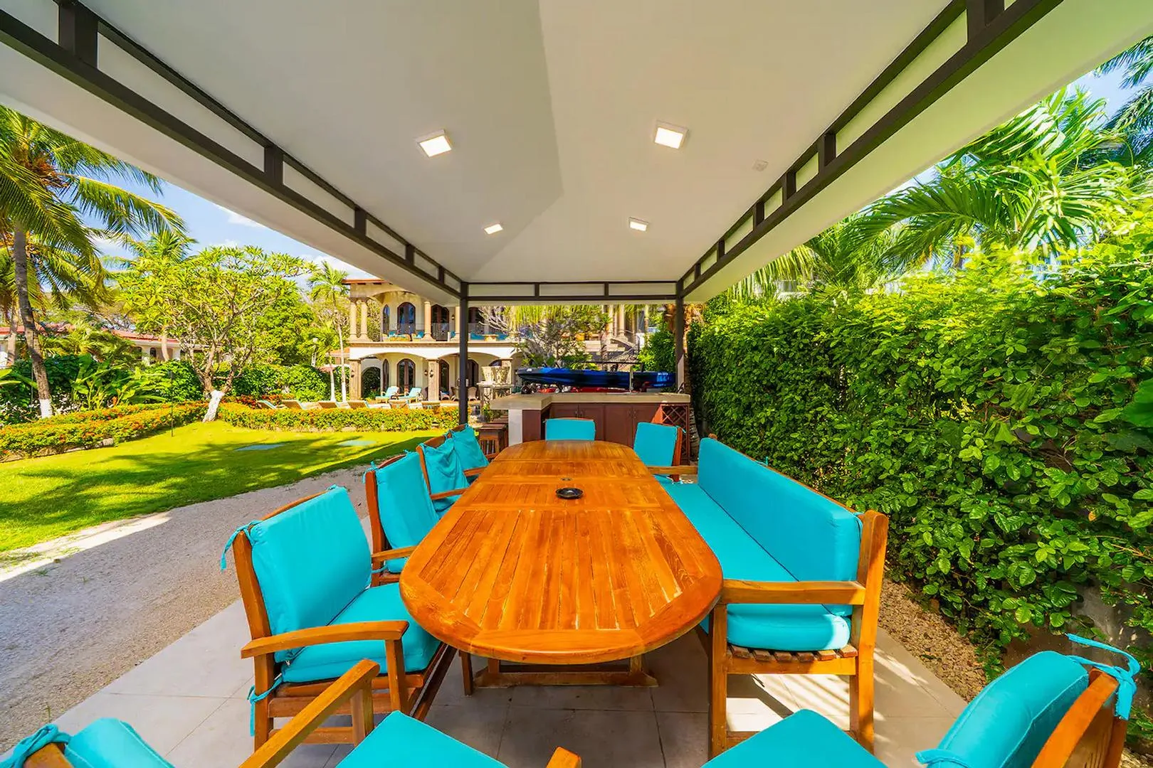 FL-01 — Beachfront Villa with Chef Service
