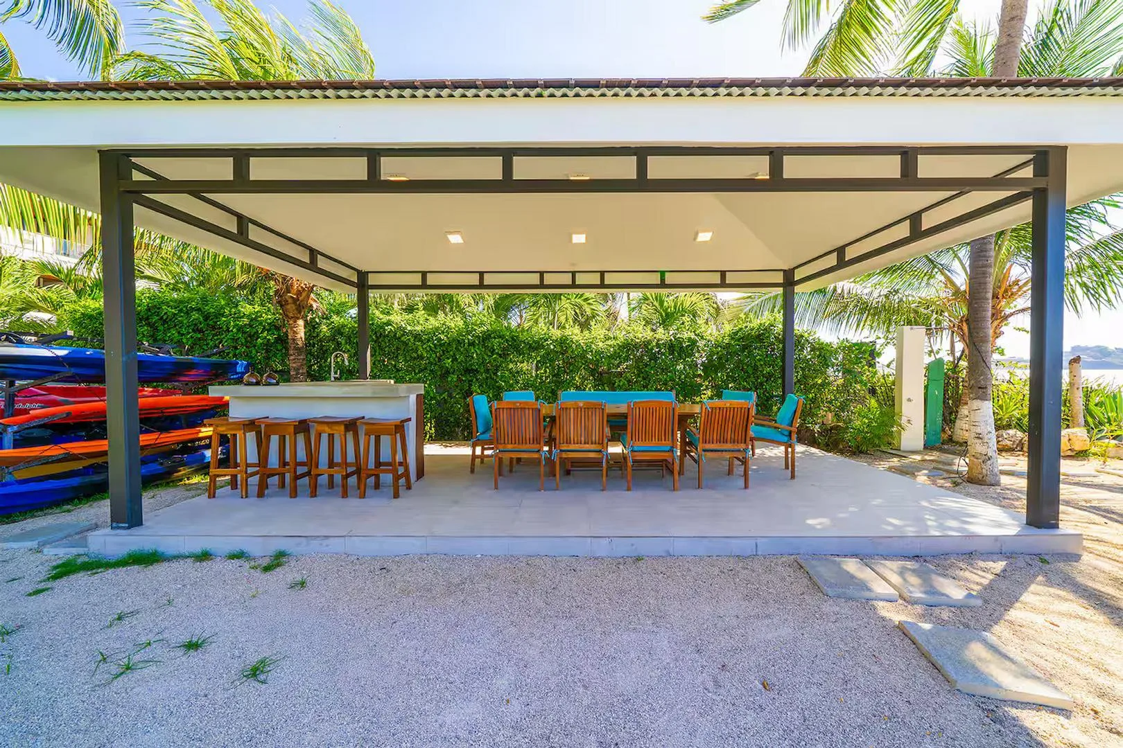 FL-01 — Beachfront Villa with Chef Service