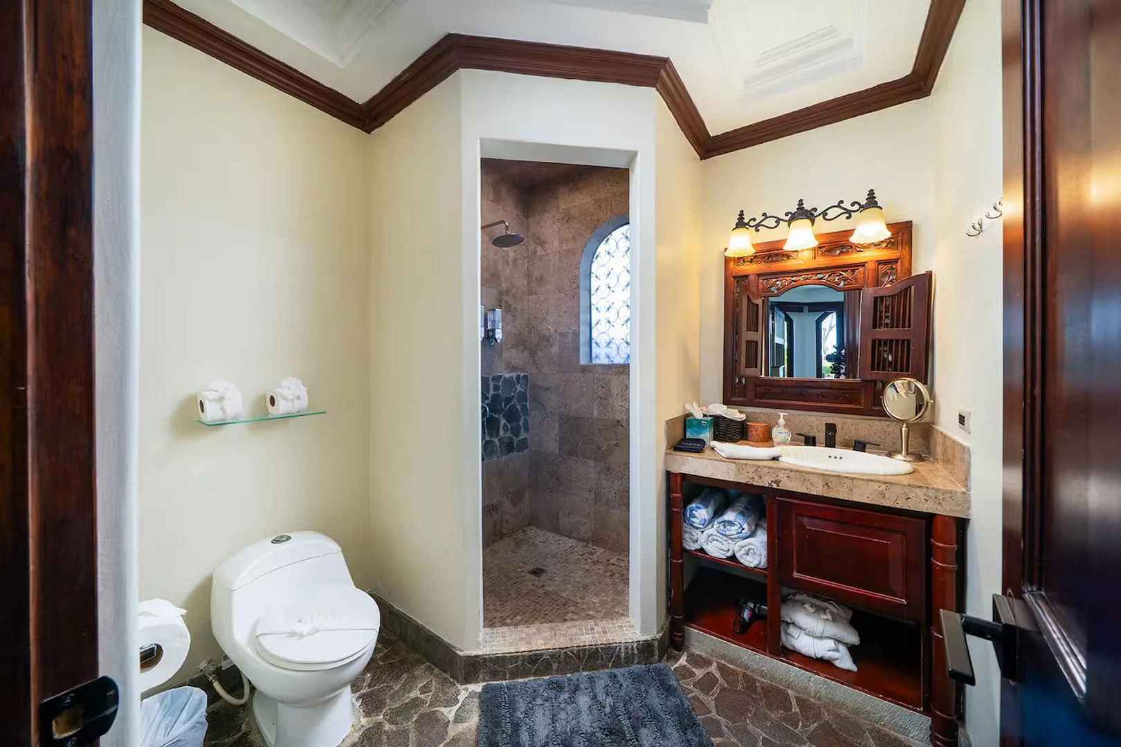 FL-01 — Beachfront Villa with Chef Service