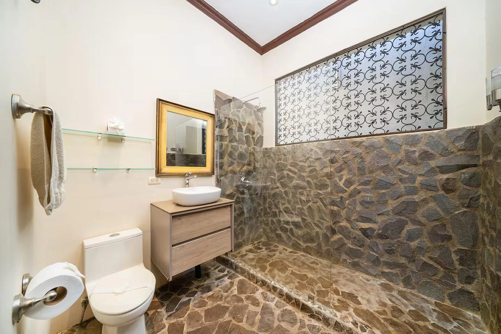 FL-01 — Beachfront Villa with Chef Service