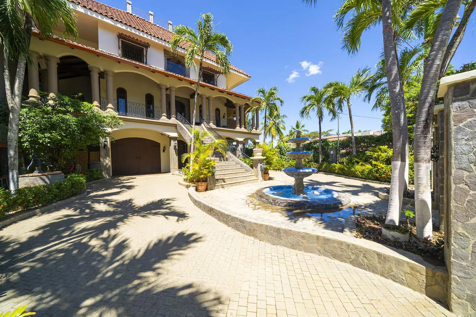 FL-01 — Beachfront Villa with Chef Service