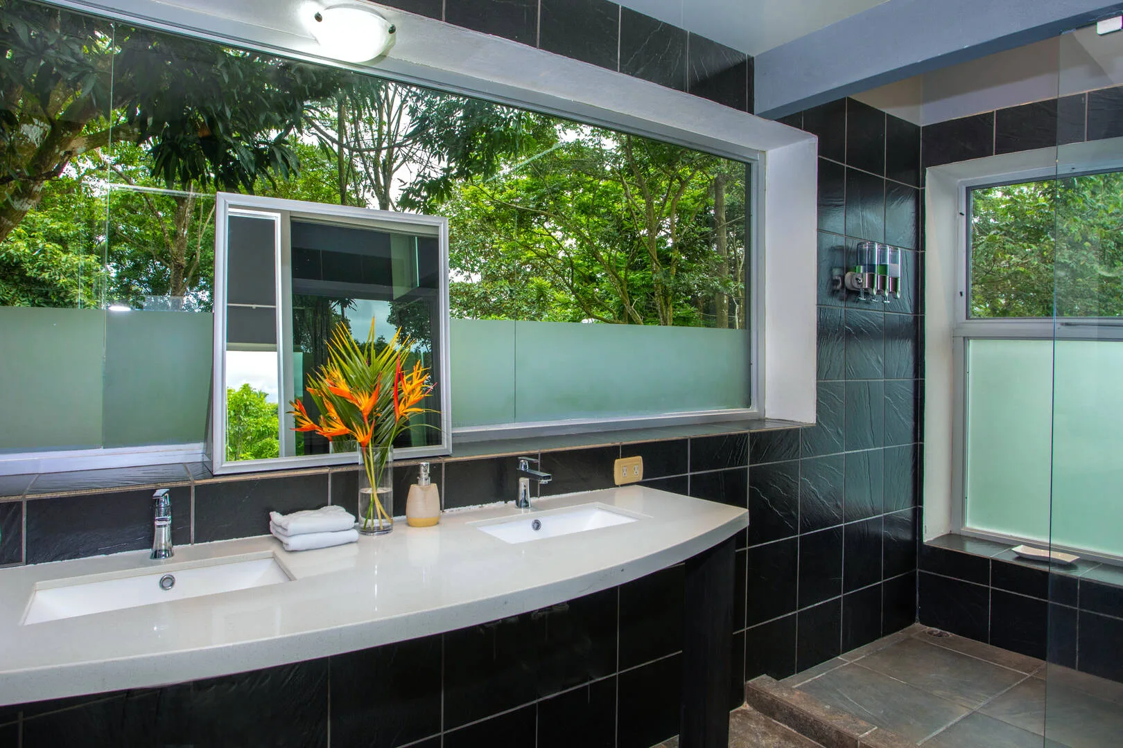 MA-10 — Sunset View Villa in Manuel Antonio with Private Guest House & Pool