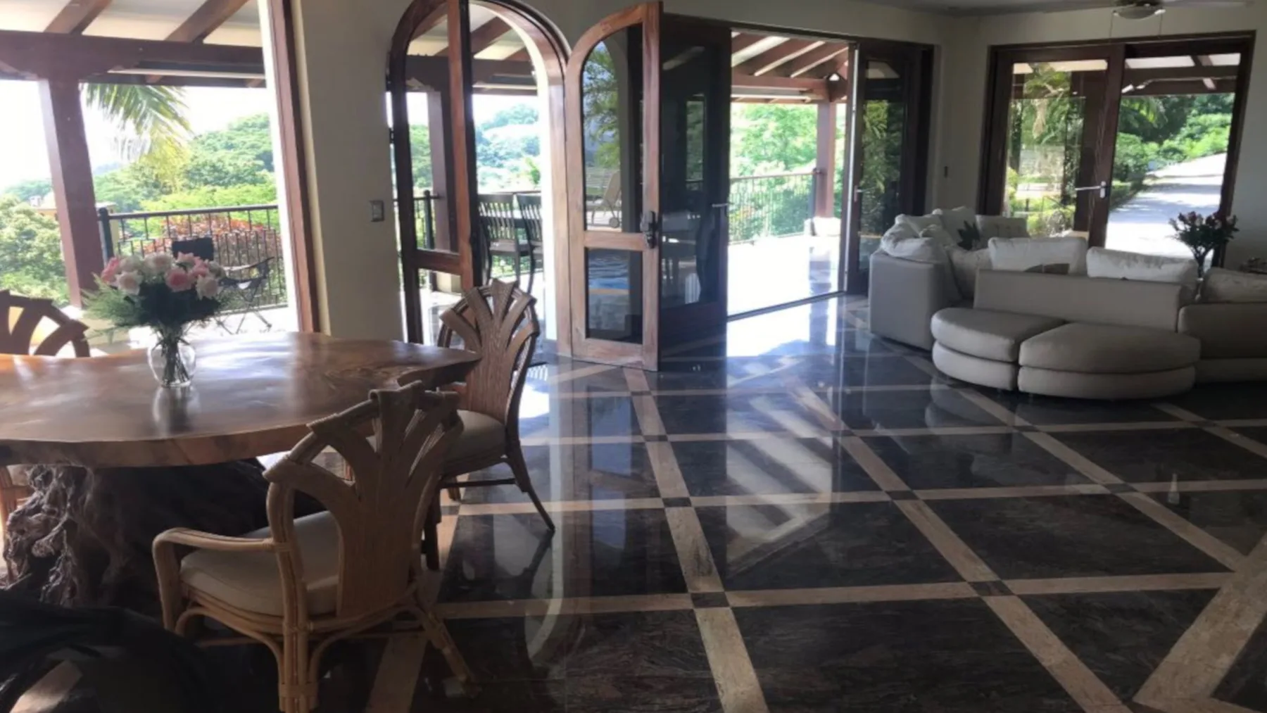FL-04 — Flamingo Beach Home for a Vacation Villa