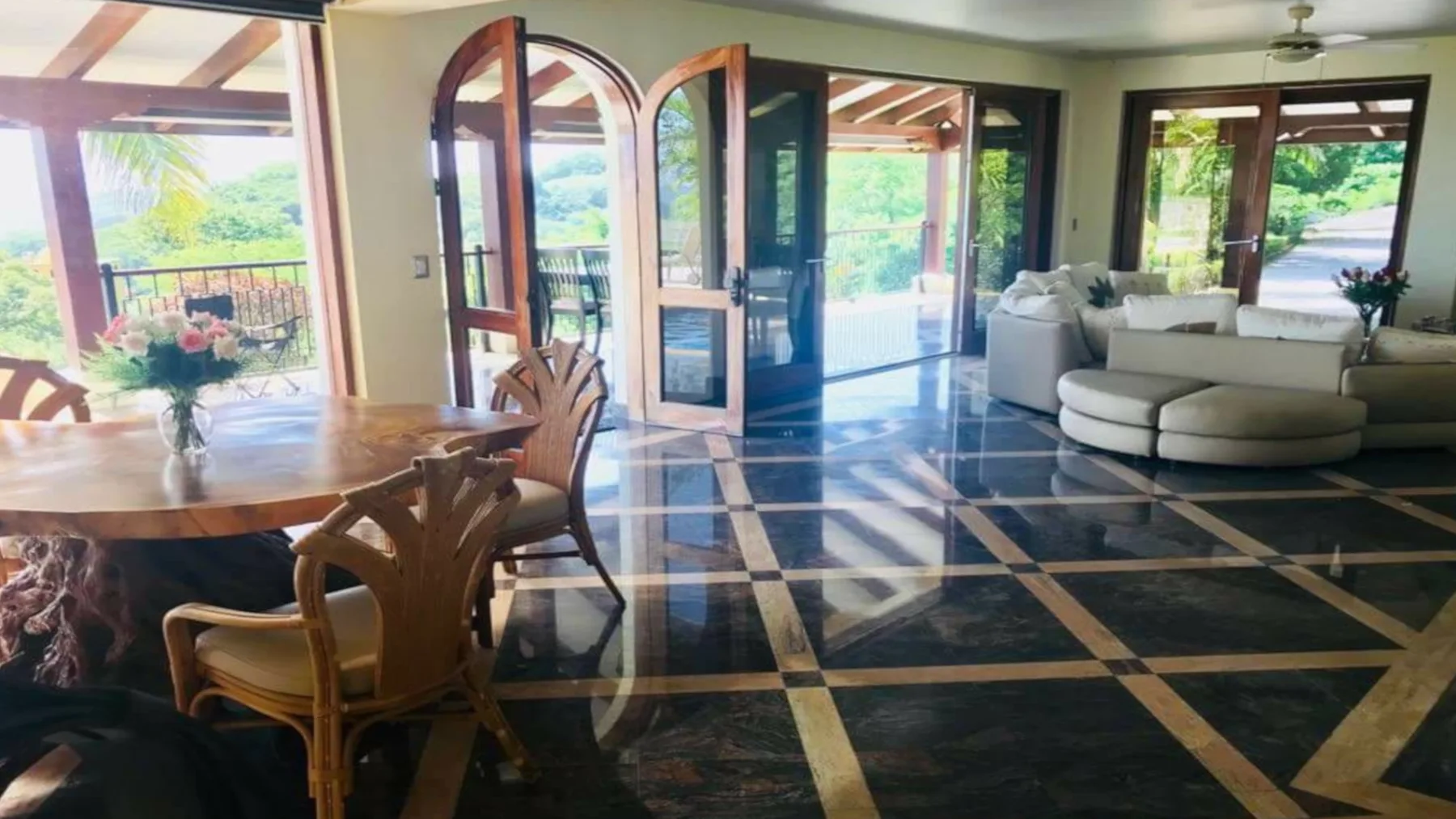 FL-04 — Flamingo Beach Home for a Vacation Villa