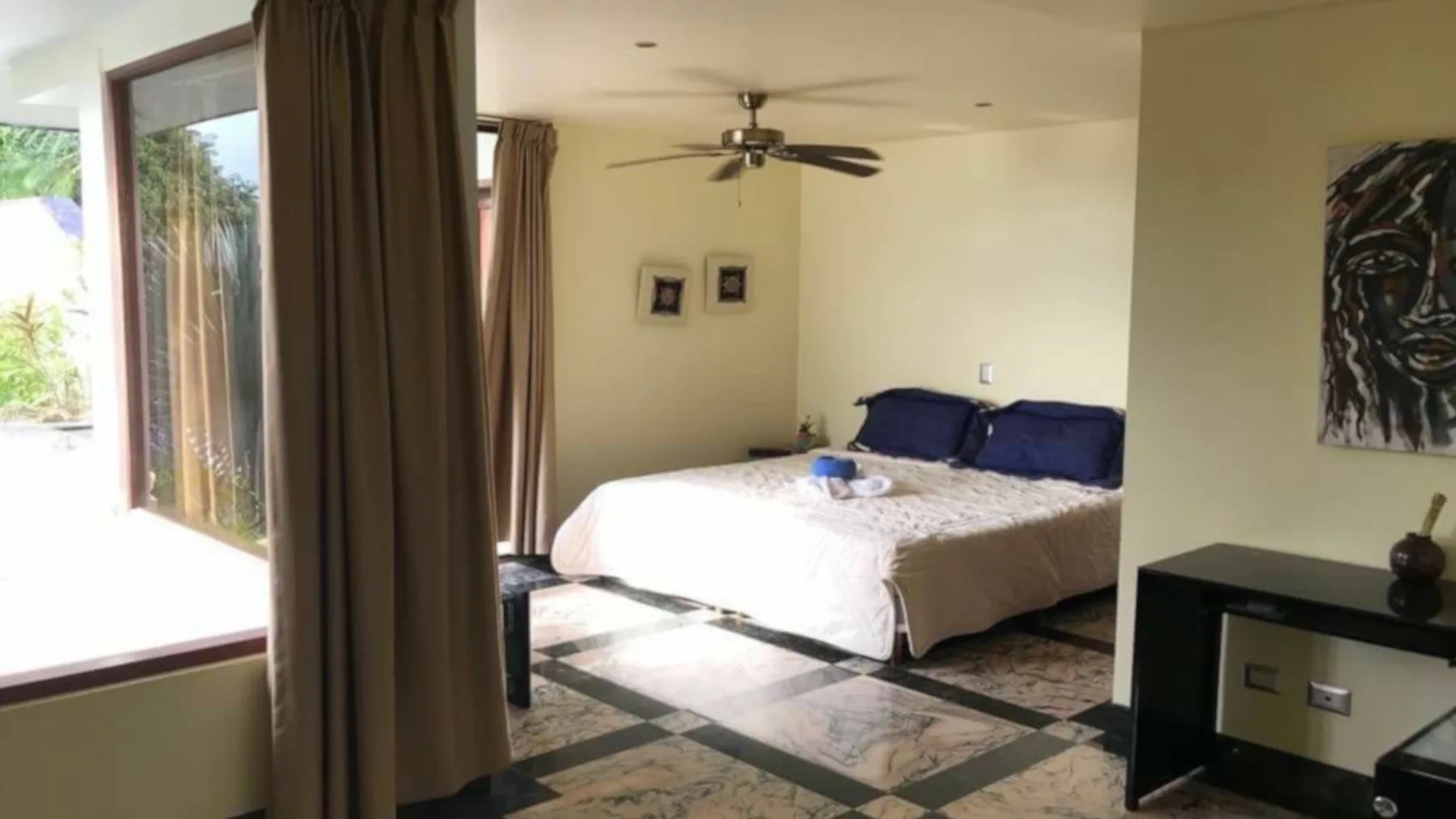 FL-04 — Flamingo Beach Home for a Vacation Villa