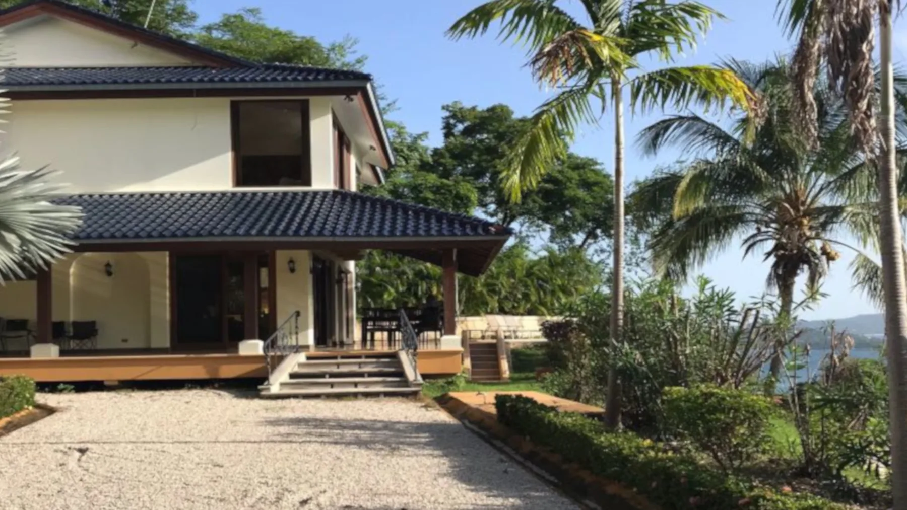 FL-04 — Flamingo Beach Home for a Vacation Villa