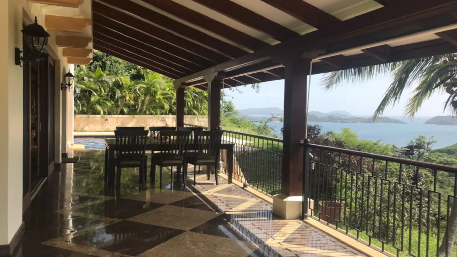 FL-04 — Flamingo Beach Home for a Vacation Villa