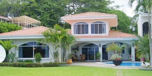 FL-41 — Playa Potrero Beachfront Home With Pool