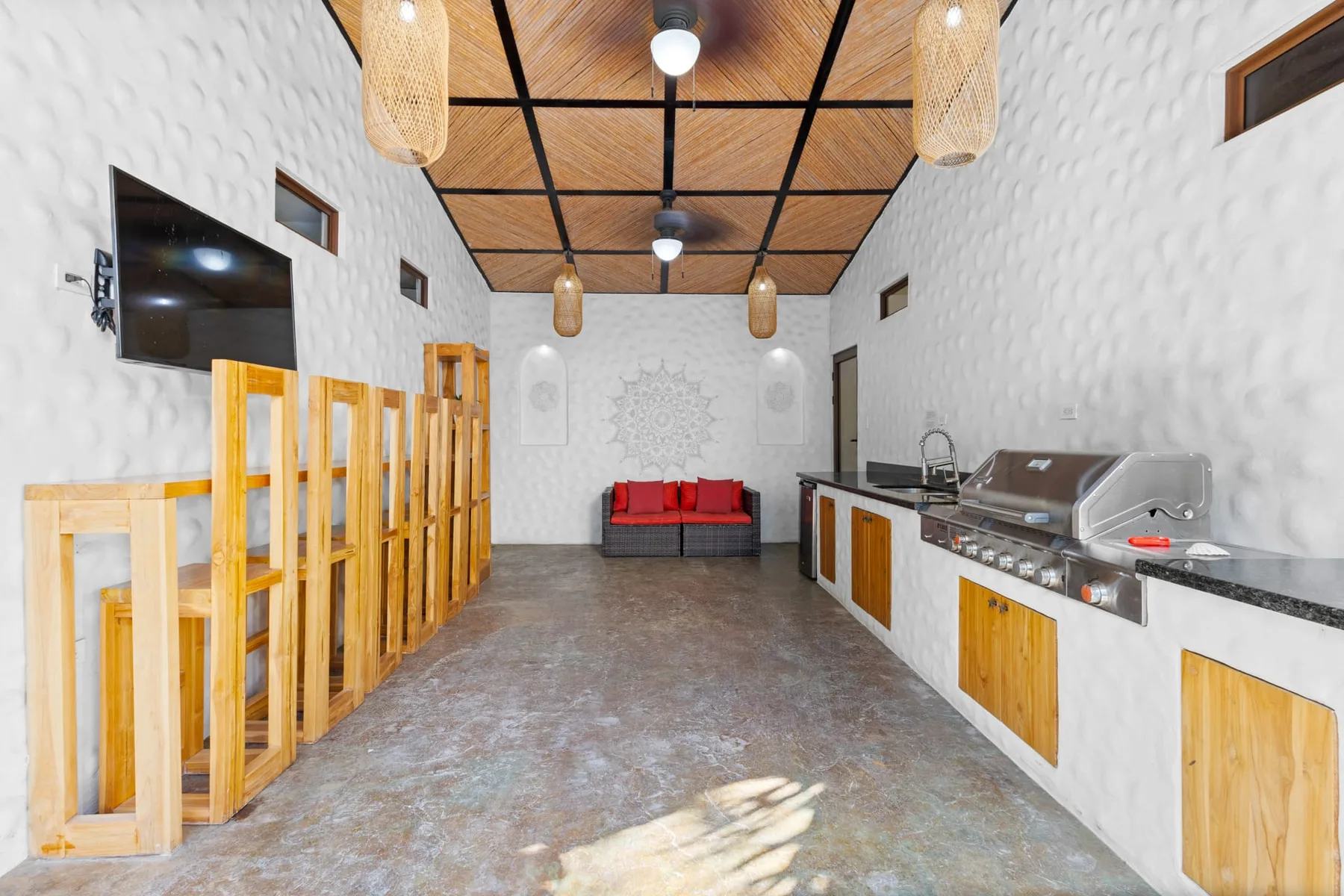 Una amplia cocina y comedor interior con una encimera y divisiones de madera.