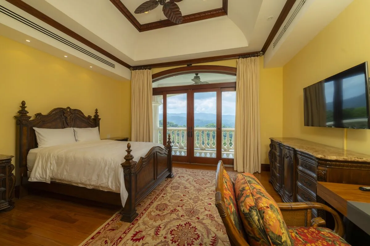 JA-44 — 10-Bedroom Villa in Los Sueños