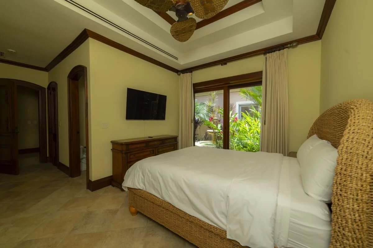 JA-44 — 10-Bedroom Villa in Los Sueños