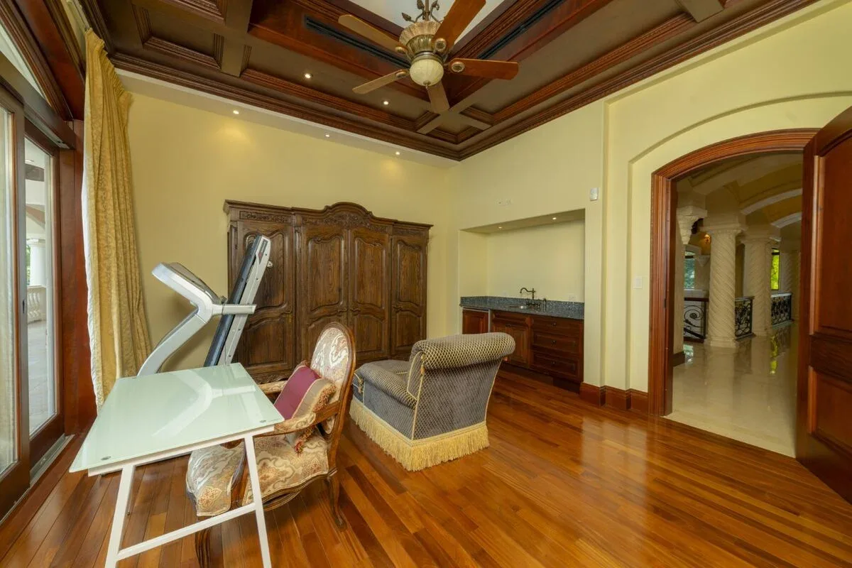 JA-44 — 10-Bedroom Villa in Los Sueños